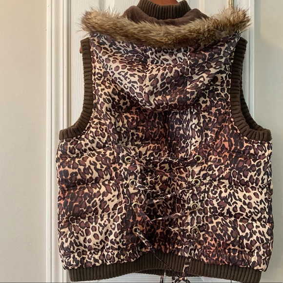 Women's Winter Puffer Vest with Detachable Hood - Picture 7 of 10